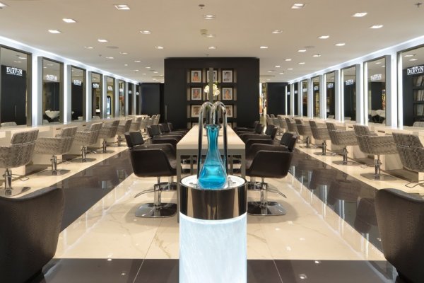 Salon de Coiffure Spacieux avec Postes Symétriques et Coiffeuse Centrale