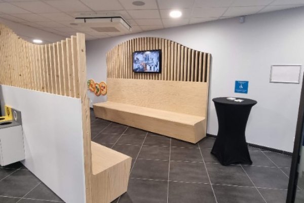 Salle d'Attente Moderne et Confortable dans un Laboratoire