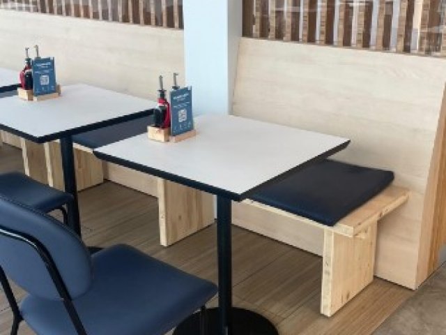 Franchise Alimentaire Moderne avec Mobilier en Bambou Massif et Design Lumineux