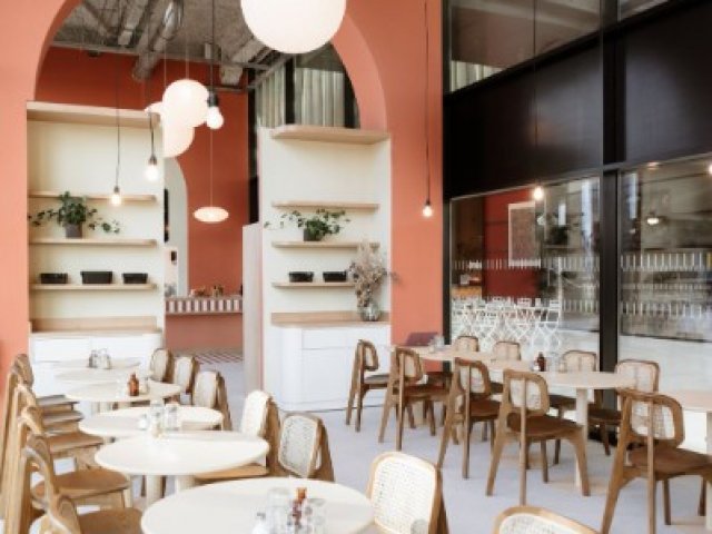 Restaurant Méditerranéen Élégant avec Mobilier sur Mesure à Lille 