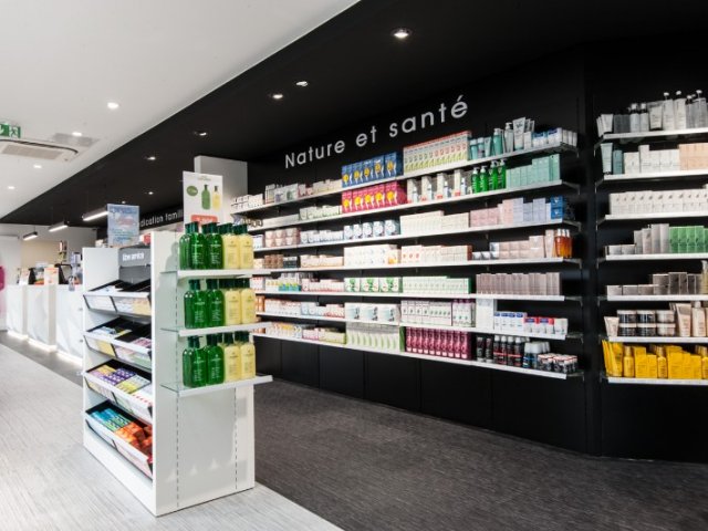 Pharmacie Élégante à Halluin: Agencement Sur Mesure et Modernité