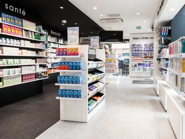 Pharmacie Élégante à Halluin: Agencement Sur Mesure et Modernité