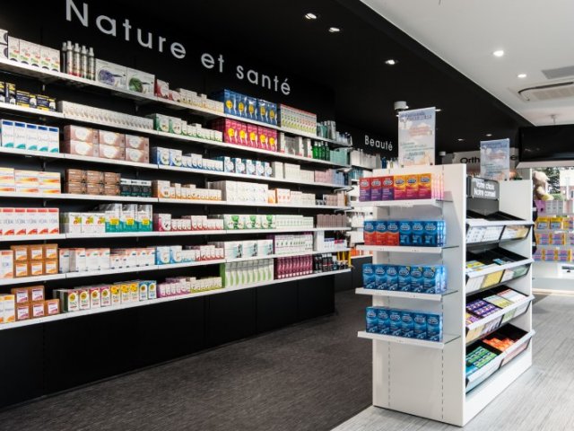 Pharmacie Élégante à Halluin: Agencement Sur Mesure et Modernité