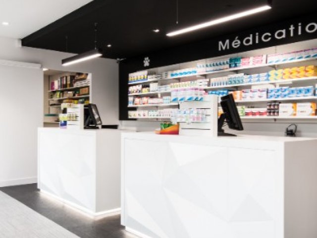 Pharmacie Élégante à Halluin: Agencement Sur Mesure et Modernité