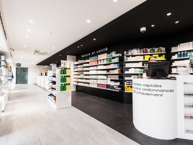 Pharmacie Élégante à Halluin: Agencement Sur Mesure et Modernité