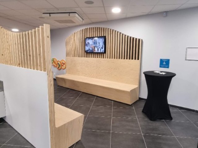 Salle d'Attente Moderne et Confortable dans un Laboratoire